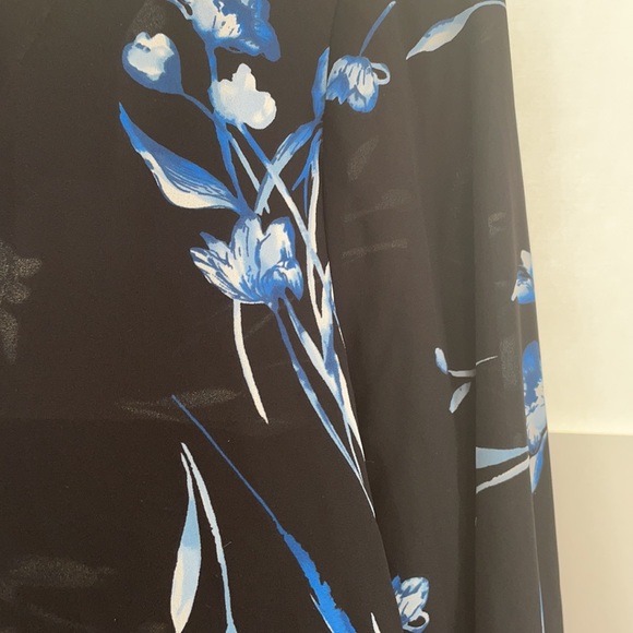NWOT White House Black Market Black and Blue Floral Long Sleeve Blouse Size XS - Picture 2 of 4